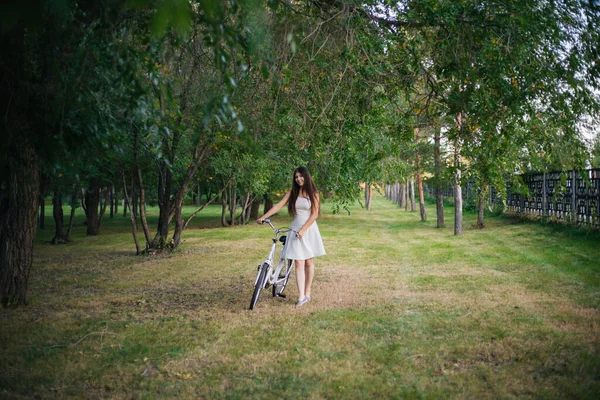 Ragazza Gonna Bianca Gilet Con Una Bicicletta Cesto Pieno Fiori — Foto Stock