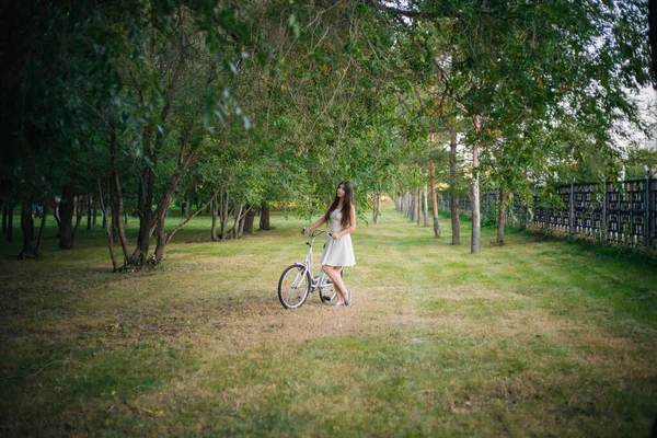 Ragazza Gonna Bianca Gilet Con Una Bicicletta Cesto Pieno Fiori — Foto Stock