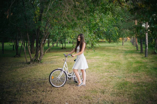 Mädchen Weißem Rock Und Weste Mit Fahrrad Und Einem Korb — Stockfoto