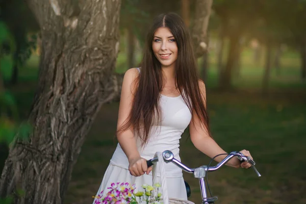 Retrato Una Niña Una Camiseta Blanca Falda Con Una Bicicleta —  Fotos de Stock