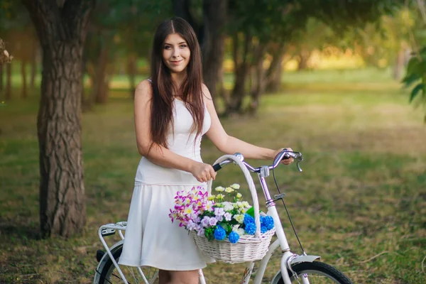 Portrét Dívky Bílém Tričku Sukni Kolem Košíkem Květin Parku Večerních — Stock fotografie