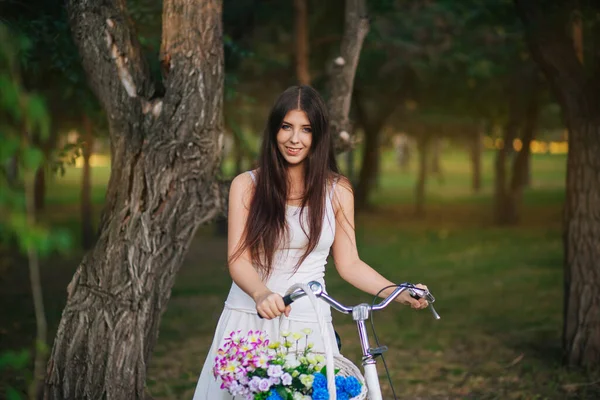 Портрет Девушки Белой Футболке Юбке Велосипедом Корзинкой Цветов Парке Вечером — стоковое фото