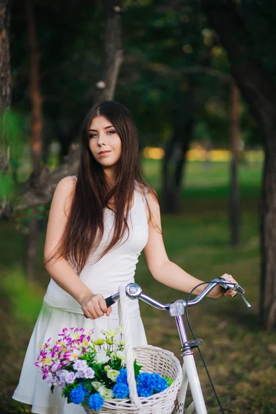 Portrét Dívky Bílém Tričku Sukni Kolem Košíkem Květin Parku Večerních — Stock fotografie