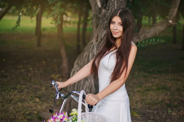 Портрет Девушки Белой Футболке Юбке Велосипедом Корзинкой Цветов Парке Вечером — стоковое фото