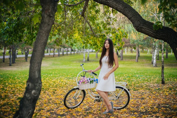 Девушка Белой Юбке Жилете Велосипедом Корзиной Цветов Стоит Желтых Листьях — стоковое фото