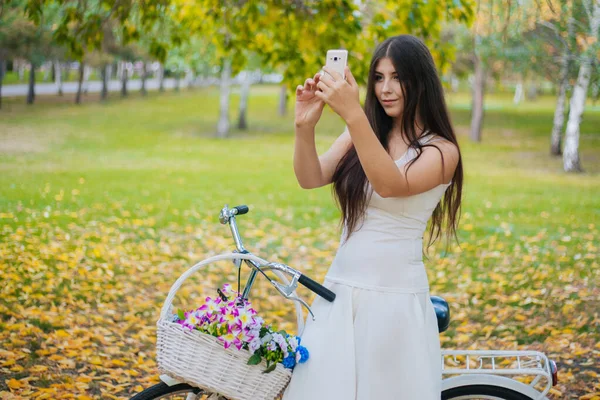 Menina Uma Saia Branca Colete Com Smartphone Suas Mãos Fica — Fotografia de Stock