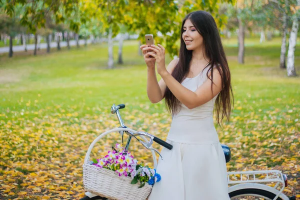 Mädchen Weißem Rock Und Weste Mit Smartphone Der Hand Steht — Stockfoto