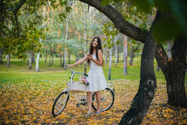 Dívka Bílé Sukni Vestě Smartphonem Ruce Stojí Vedle Bicyklu Koše — Stock fotografie