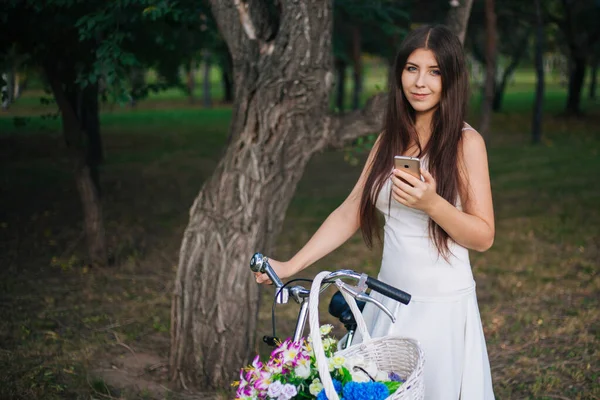 Dívka Bílé Sukni Vestě Chytrým Telefonem Ruce Stojí Vedle Kola — Stock fotografie