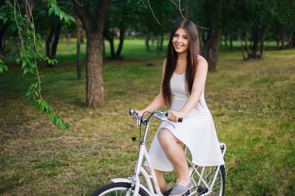 Mädchen Weißen Kleid Fährt Abends Mit Dem Fahrrad Durch Den — Stockfoto
