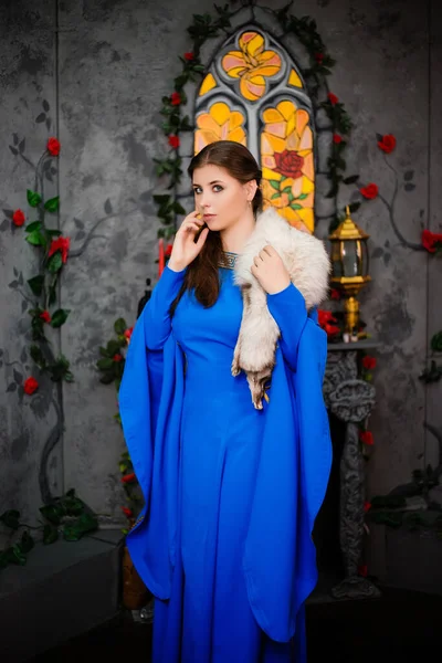 Ortaçağ Mavisi Elbiseli Omuzlarında Uzun Kolları Omuzlarında Poz Veren Elleri — Stok fotoğraf