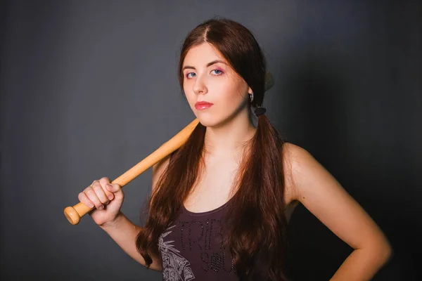 Junge Schöne Frau Mit Einem Baseballschläger Der Hand Modisches Studiofoto — Stockfoto