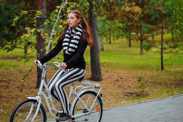 Uma Mulher Jovem Atraente Anda Bicicleta Branca Noite Parque Outono — Fotografia de Stock