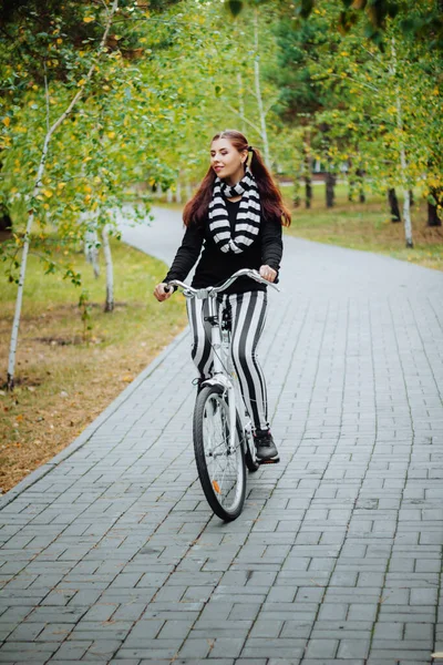 Una Mujer Joven Atractiva Monta Una Bicicleta Blanca Por Noche —  Fotos de Stock