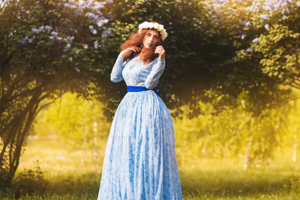 Atractiva Mujer Magnífico Vestido Azul Camina Parque Sobre Fondo Flores —  Fotos de Stock