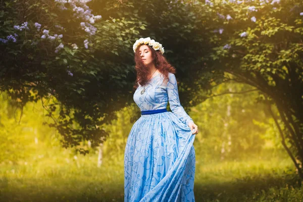 Attraktiv Kvinna Blå Magnifik Klänning Promenader Parken Mot Bakgrund Blommande — Stockfoto