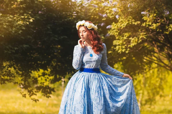 Attractive Woman Blue Magnificent Dress Walks Park Background Blooming Lilac — Stock Photo, Image