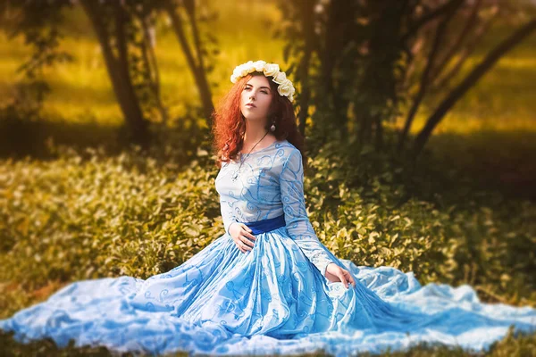 Retrato Uma Mulher Atraente Com Uma Borda Flores Brancas Vestido — Fotografia de Stock