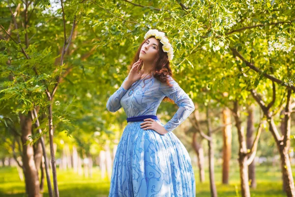 Eine Schöne Frau Einem Blauen Geschwollenen Kleid Mit Einem Rand — Stockfoto