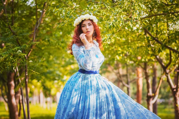 Eine Schöne Frau Einem Blauen Geschwollenen Kleid Mit Einem Rand — Stockfoto