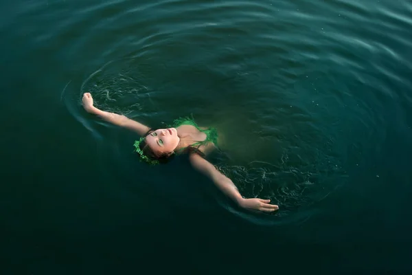 Beautiful Girl Swimsuit Green Plants Wreath Her Head Floats Her — Stock Photo, Image