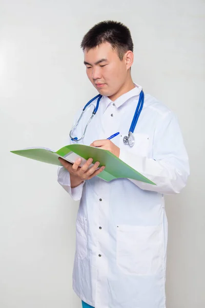 Ein Junger Asiatischer Arzt Weißem Mantel Mit Einem Stethoskop Hals — Stockfoto