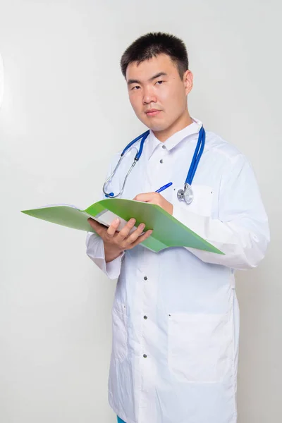 Ein Junger Asiatischer Arzt Weißem Mantel Mit Einem Stethoskop Hals — Stockfoto