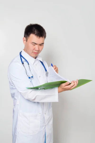 Boynunda Steteskop Olan Beyaz Önlüklü Bir Doktor Yeşil Bir Dosyada — Stok fotoğraf