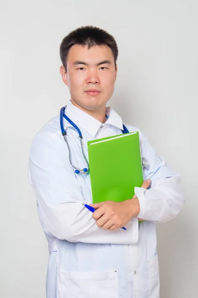 Boynunda Steteskop Olan Beyaz Önlüklü Bir Doktor Elinde Yeşil Bir — Stok fotoğraf