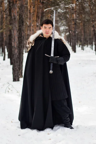 Válečník Černém Prošívaném Oblečení Černém Plášti Bílým Kožešinovým Límcem Dlouhým — Stock fotografie