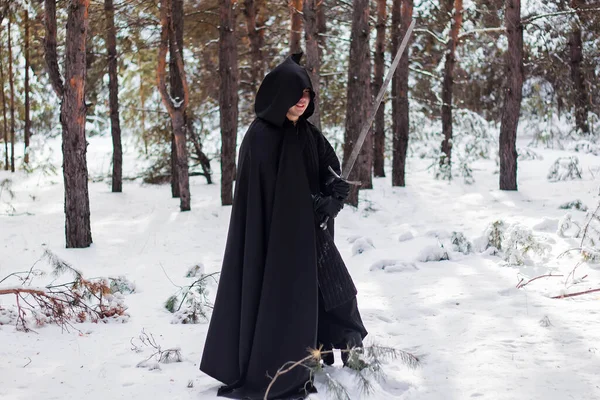 Guerreiro Roupas Pretas Acolchoadas Com Manto Preto Com Capuz Cabeça — Fotografia de Stock