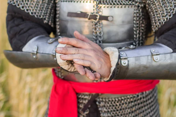 Mãos Guerreiro Medieval Perto Manchado Terra Segura Terra Suas Mãos — Fotografia de Stock