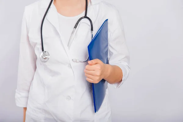 Bir Doktorun Elinde Mavi Bir Dosya Beyaz Arka Planda Beyaz — Stok fotoğraf
