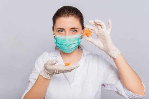 Dokter Vrouw Een Witte Jas Masker Handschoenen Houdt Een Mock — Stockfoto