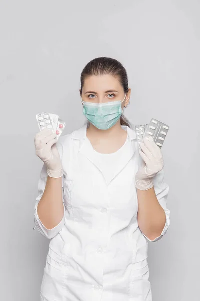 Fiatal Orvos Fehér Kabátban Kesztyű Maszk Tartja Tabletták Kezében Álló — Stock Fotó
