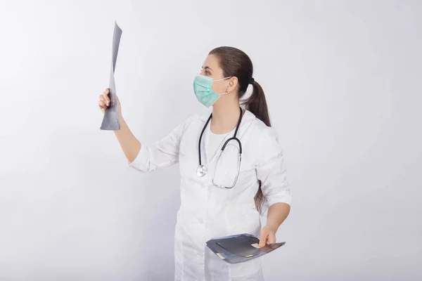 Médica Atraente Casaco Branco Máscara Com Estetoscópio Seu Pescoço Segura — Fotografia de Stock