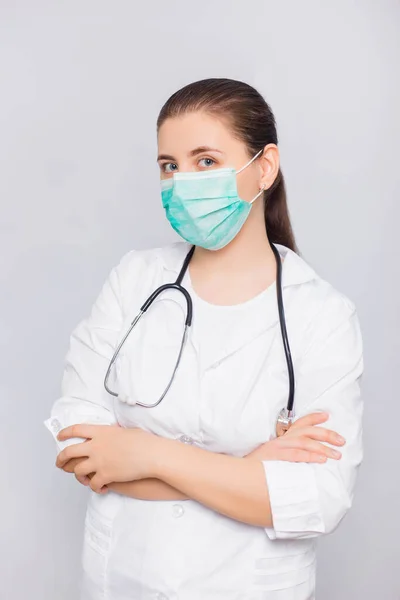 Dokter Meisje Een Witte Jas Medisch Masker Met Een Stethoscoop — Stockfoto