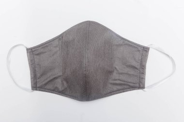 Kapalı el yapımı gri tıbbi maske beyaz arkaplanda izole edildi. 