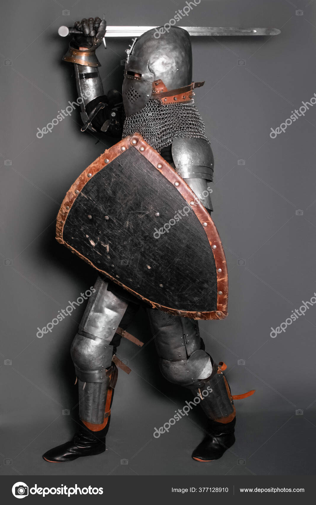 Foto de Cavaleiro Medieval Com Espada E Um Escudo Contra Parede De Pedras e  mais fotos de stock de Cavaleiro - Papel Humano - iStock