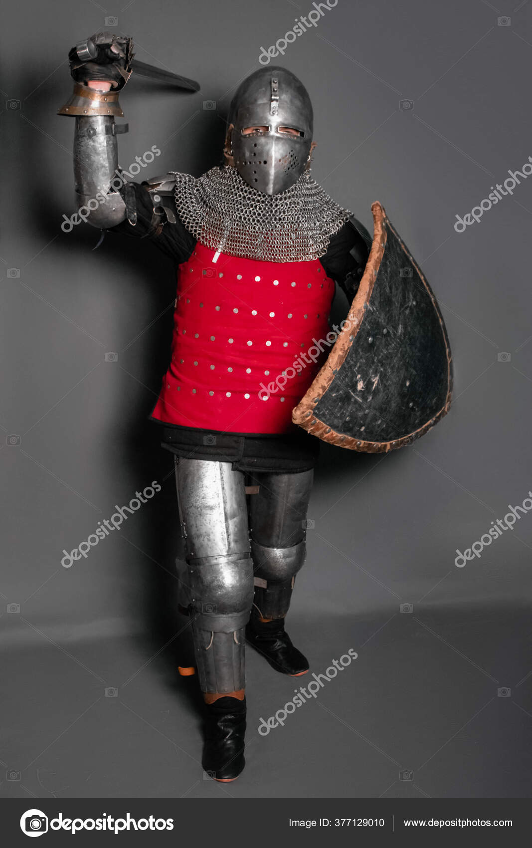 Foto de Cavaleiro Medieval Com Espada E Um Escudo Contra Parede De Pedras e  mais fotos de stock de Cavaleiro - Papel Humano - iStock