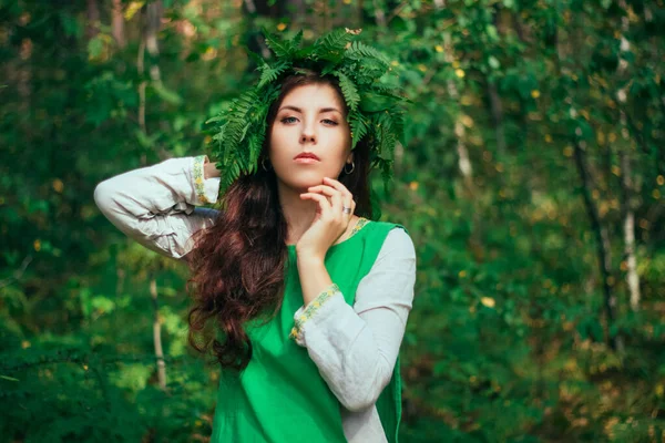 Ein Attraktives Landmädchen Einem Grünen Mittelalterlichen Kleid Mit Einem Farnkranz — Stockfoto