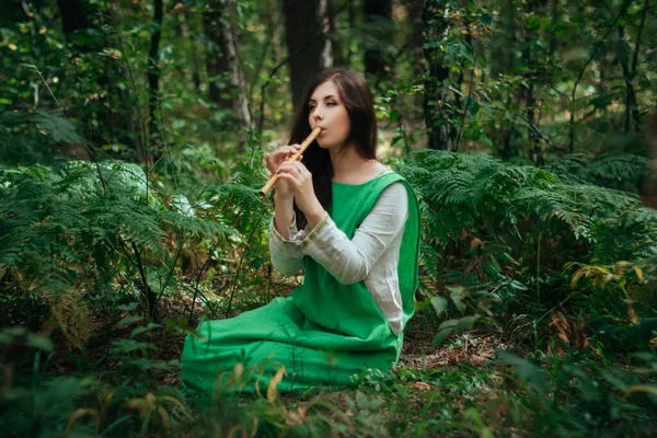 Una Mujer Medieval Con Vestido Verde Juega Una Flauta Madera — Foto de Stock