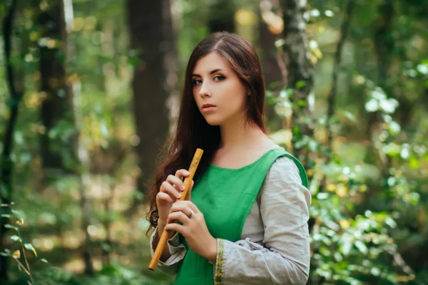 Mujer Con Vestido Verde Medieval Toca Flauta Madera Mientras Está —  Fotos de Stock