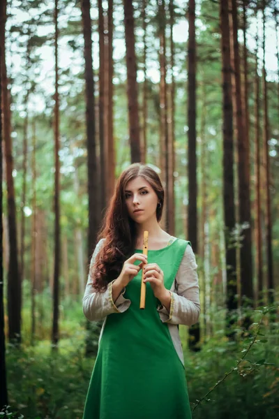 Mulher Vestido Medieval Verde Toca Flauta Madeira Enquanto Está Arvoredo — Fotografia de Stock