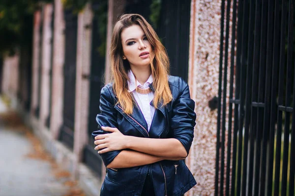 Joven Hermosa Mujer Europea Moda Una Chaqueta Cuero Negro Sobre —  Fotos de Stock