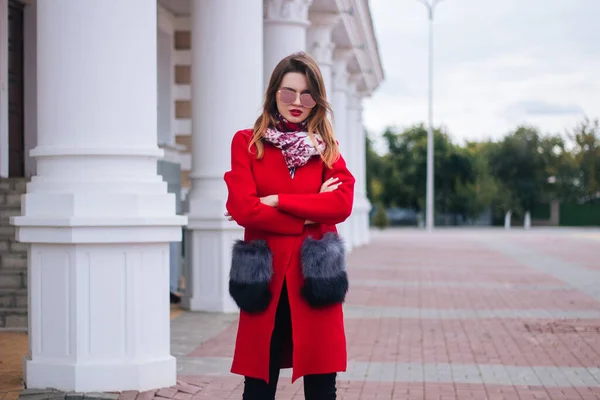 Uma Mulher Bonita Jovem Elegante Suéter Vermelho Está Uma Rua — Fotografia de Stock