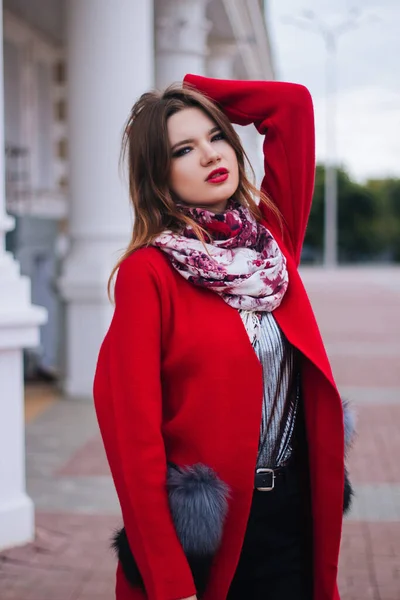 Uma Mulher Bonita Jovem Elegante Suéter Vermelho Está Uma Rua — Fotografia de Stock