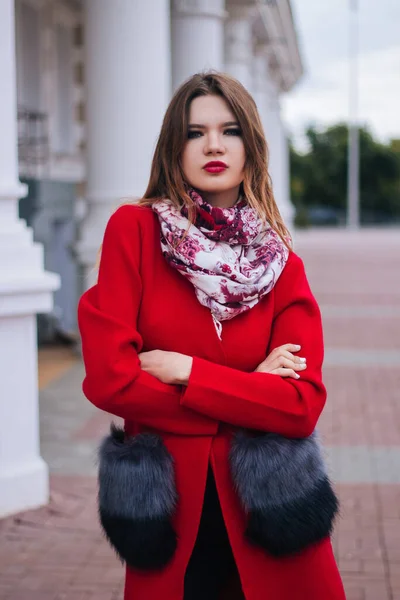Eine Schöne Junge Modische Frau Roten Pullover Steht Auf Einer — Stockfoto