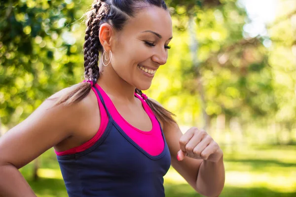 Sportieve Vrouw Doet Joggen Het Park — Stockfoto