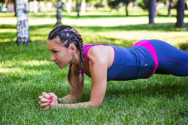 Mulher Atlética Fazendo Exercício Imprensa Prancha Seus Cotovelos Parque Relvado — Fotografia de Stock